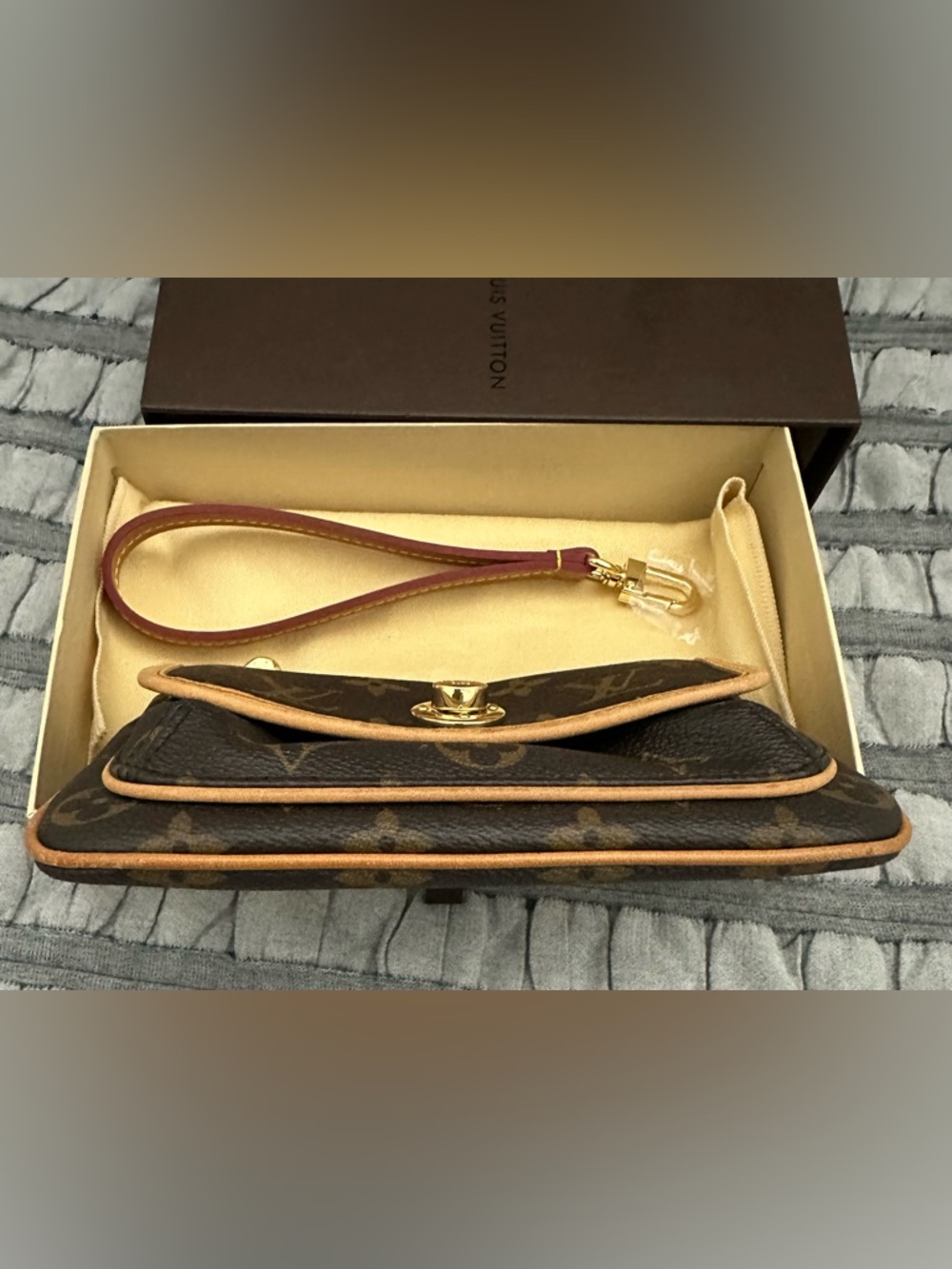 Louis Vuitton Tikal Pochete~100%AUTH
Dust Bag~Box&GENERIC Leather Strap Included - Picture 2 of 16